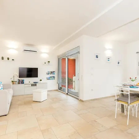 Navarra House *